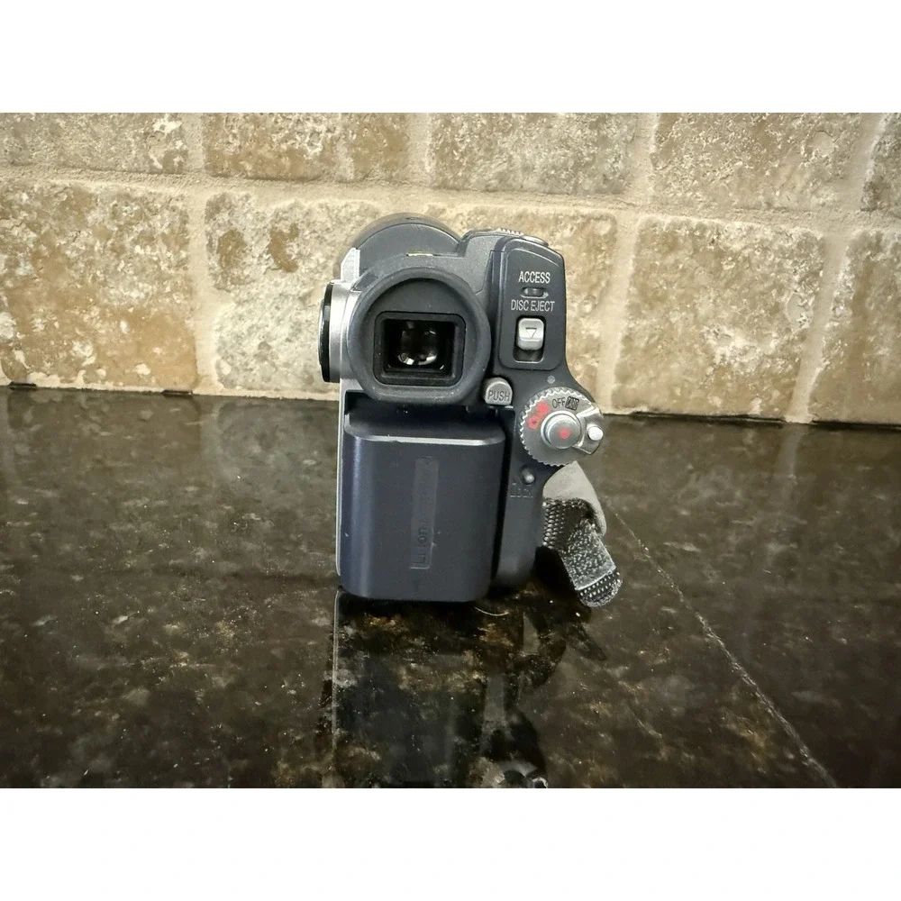 Hitachi DVD Camcorder with 30x Optical Zoom, Charger, Tested Works‎